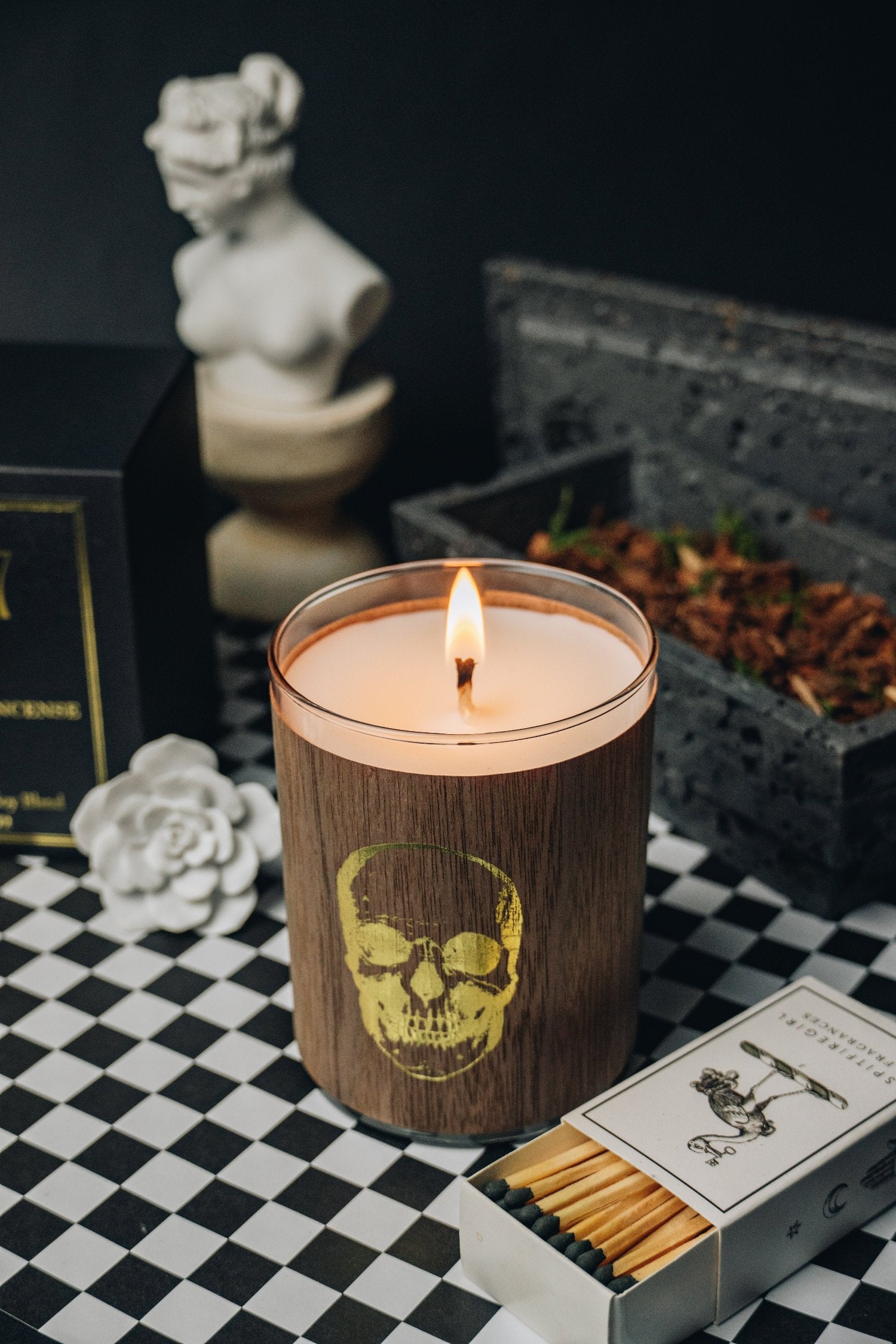 Wood Candle No. 17 Gold Skull Frankincense